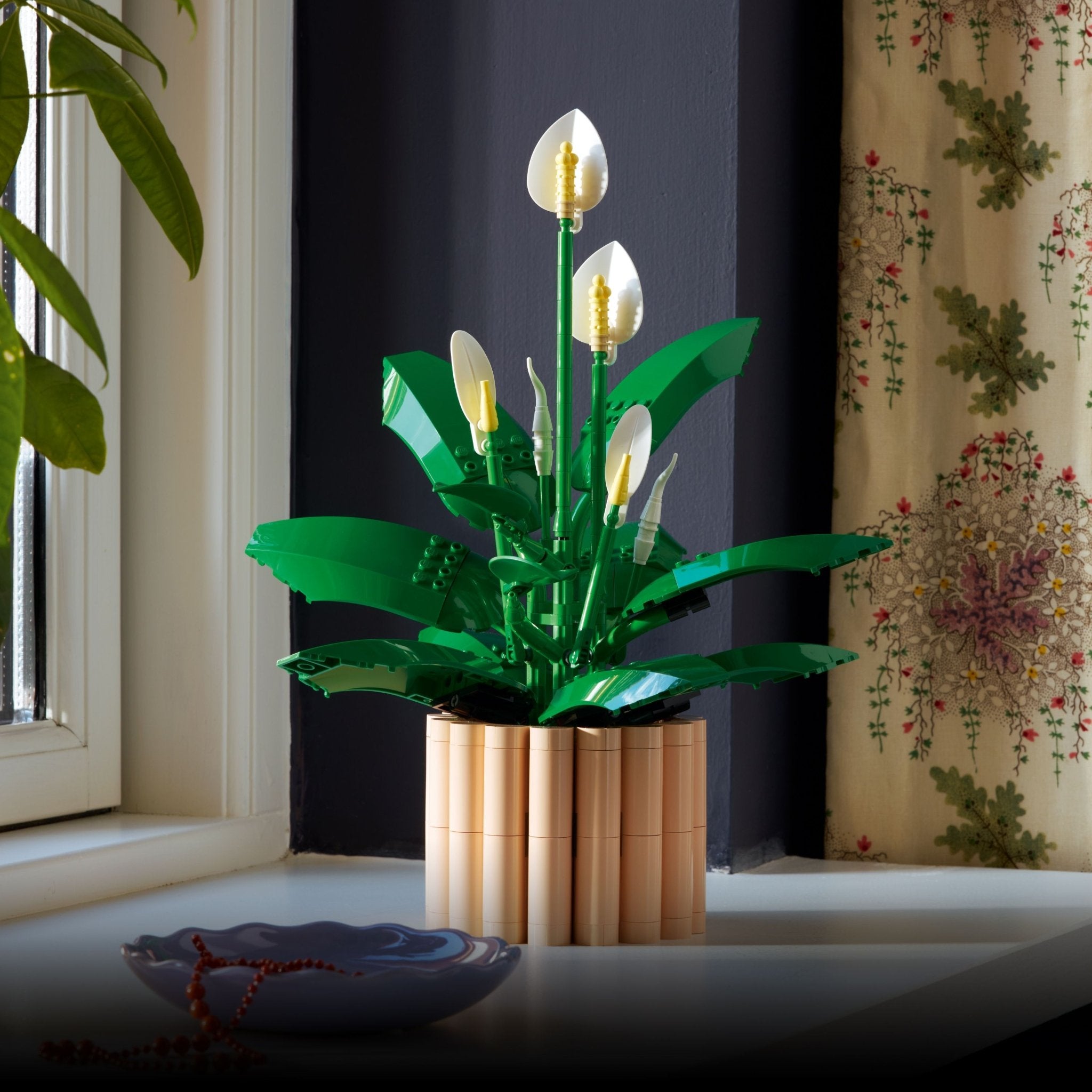 LEGO® Botanicals LEGO® Peace Lily Flower Decor 11504 — Pot - Image 4