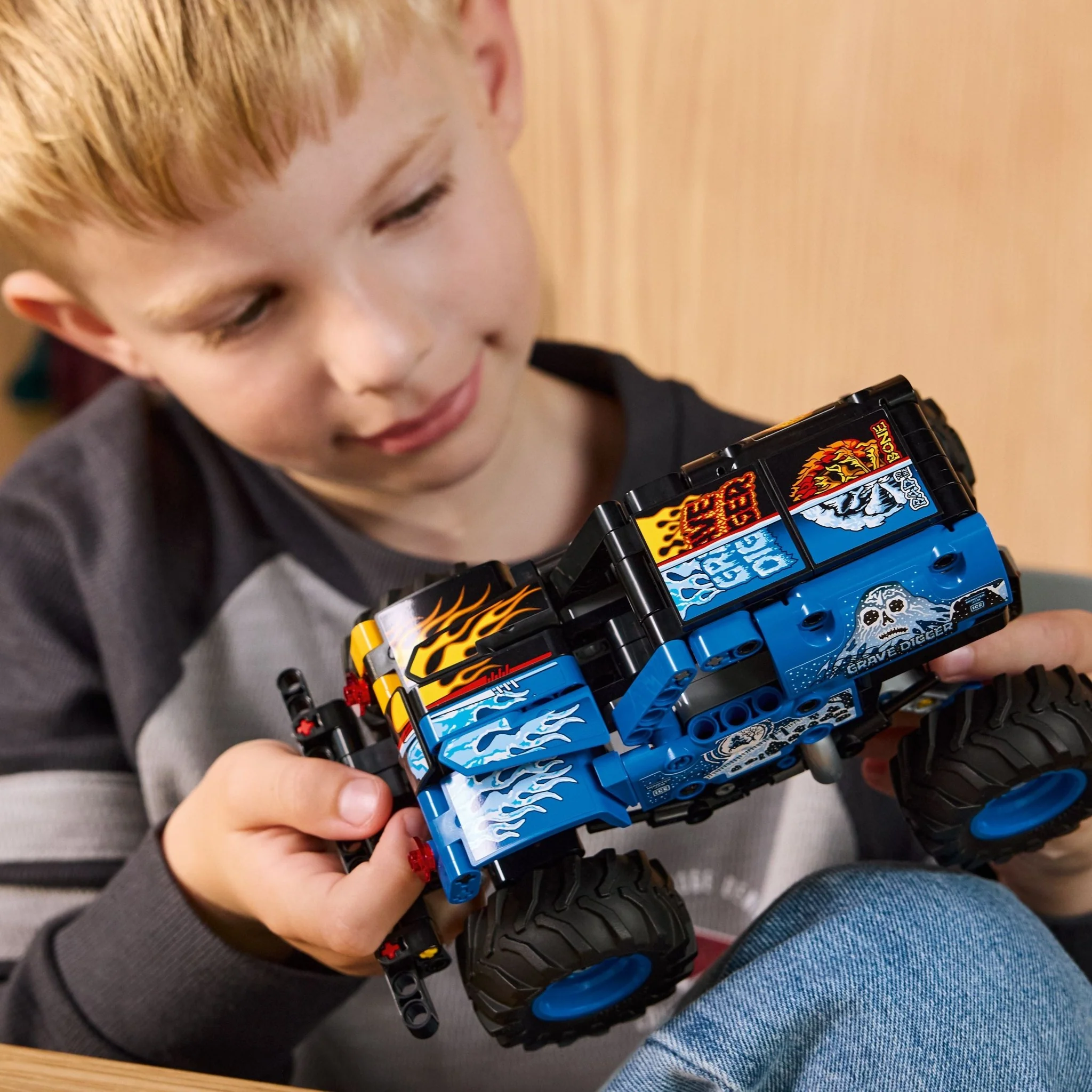 LEGO® Technic LEGO® Monster Jam Grave Digger Fire and Ice 42219 — Toy - Image 5